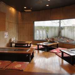 掘りごたつ席で足元もゆったり。