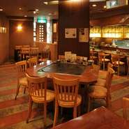 大きなテーブル席や、お店の奥にはお座敷席もあり、各種宴会にもご利用ください。