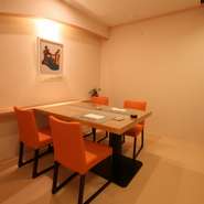 1階ステーキカウンター席では、シェフが目の前でお肉を焼き上げ、2階大広間では最大100名様の宴会場に、3階は、プライベート個室で ステーキ・すき焼き・しゃぶしゃぶ・あみ焼きをご堪能頂けます。
