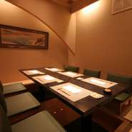 4名様×2部屋・6名様×2部屋・湖澄8名様、湖鏡10名様の6部屋をご用意。
シニアソムリエ厳選ワイン300種類や滋賀地酒をご予算にに応じて対応します。
サービス料：ご飲食代の10％ + お部屋代：湖澄、湖鏡が別途必要。
