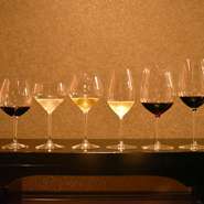 ソムリエが近江牛創作料理に寄り添うワインを300種類の中からご提案します。　また月替わり３０種類のグラスワインを豊富に取り揃えてお待ちしております。　
定期的に生産者を交えたワイン会も開催しております。