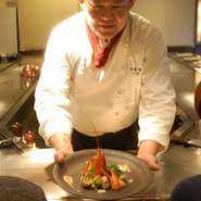 ステーキカウンターよりシェフが盛大に祝う、贅沢な空間を演出。
ワンランク上のプレミアムアニバーサリー