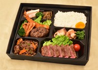 （一例）近江牛ステーキ・松喜屋特製ハンバーグ・海老フライ・鶏の唐揚げ・近江牛の野菜炒め・海老とイカのサラダ仕立て・鶏の照り焼き・牛蒡明太子和え・高野豆腐海老しんじょう・ご飯

[容器サイズ] 約34×30cm
