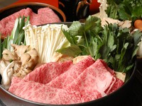 明治初期「牛鍋」の名で近江牛を全国に広めました。
秘伝の割り下と甜菜（ビート）糖で、召し上がっていただきます。
