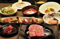 四季折々の旬の食材と近江牛を皆様に食してもらいたく総料理長「伊藤隆介」が食材と心で語り合い、食材の持ち味を生かした味の協和、食した皆様が幸福を感じ、笑顔になっていただけるおもてなし料理に仕上げました。