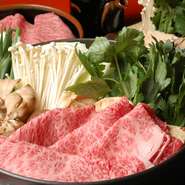 明治時代から受け継いだ秘伝の味を、長い年月をかけて現代風にアレンジしました。
近江牛と割り下醤油の焼けた昔懐かしい香り、そして割り下で炊き上げる甘い香りは、皆様の心を癒し食欲をそそります。