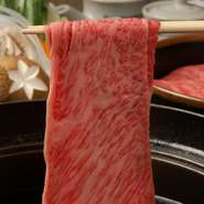 お鍋のだしの温度は80℃こそが松喜屋のしゃぶしゃぶ。さっとお鍋をくぐった、ピンク色の近江牛を噛み締めた瞬間、口いっぱいに広がるジューシーな旨味は、皆様を幸せに導きます。