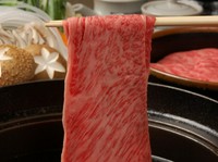お鍋のだしの温度は80℃こそが松喜屋のしゃぶしゃぶ。さっとお鍋をくぐった、ピンク色の近江牛を噛み締めた瞬間、口いっぱいに広がるジューシーな旨味は、皆様を幸せに導きます。