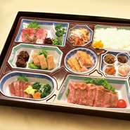 （一例）近江牛ステーキ・近江牛（コールドビーフ・味噌漬・南蛮漬・肉味噌・しぐれ煮）・豚ミンチの稲荷焼き・松の実入り鶏松風・小エビのカクテルソース・牛蒡明太・鮭と三葉のおろし和え・ご飯
