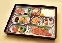 （一例）近江牛ステーキ・近江牛（コールドビーフ・味噌漬・南蛮漬・肉味噌・しぐれ煮）・豚ミンチの稲荷焼き・松の実入り鶏松風・小エビのカクテルソース・牛蒡明太・鮭と三葉のおろし和え・ご飯
