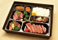 特製ダレで焼き上げたこだわりの近江牛サーロインステーキをのせたボリュームたっぷりのお弁当です。

[容器サイズ] 約12×18cm