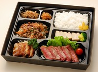 （一例）近江牛ステーキ(サーロイン)・近江牛の野菜炒め・豚肉と玉こんにゃくの煮物・近江牛とワカサギの南蛮漬け・揚げ出し豆腐・牛蒡明太和え・ご飯