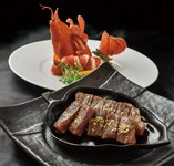 目の前で焼き上がるライブ感をお楽しみください。
※1階ステーキカウンターは席代別途10％頂戴致します