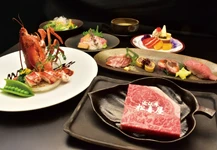 目の前で焼き上がるライブ感をお楽しみください。
※1階ステーキカウンターは席代別途10％頂戴致します