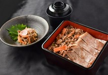 こだわりの近江牛に特製タレをからめて一気に焼き上げ、贅沢にサーロインステーキをのせました。
