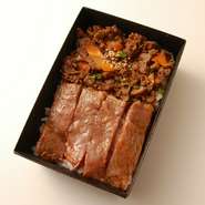 こだわりの焼肉重と、近江牛サーロインステーキがひとつになった贅沢なお弁当です。

[容器サイズ] 約12×18cm