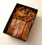 こだわりの焼肉重と、近江牛サーロインステーキがひとつになった贅沢なお弁当です。

[容器サイズ] 約12×18cm