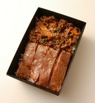 こだわりの焼肉重と、近江牛サーロインステーキがひとつになった贅沢なお弁当です。

[容器サイズ] 約12×18cm