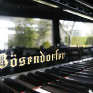 ベーゼンドルファー　290　を店内に設置。ランチタイムにもディナータイムにも、毎日ピアノによる演奏が行われています。奏者による弾き語りの日、お客様のリクエストに100％対応してしまう日もあり。