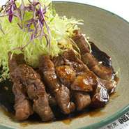 今話題のご当地メニュー。和風テイストでふんわりやわらかな肉に仕上がってます。（写真は単品：980円）