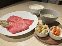 小ぶりな雌牛だけを使った見た目より
食べて美味しい焼肉です。
敢えて過剰な霜降り肉は扱っておりません。