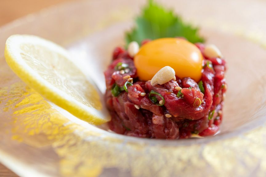 新鮮もも肉のユッケ　生食用肉取扱いの許可を得ています。