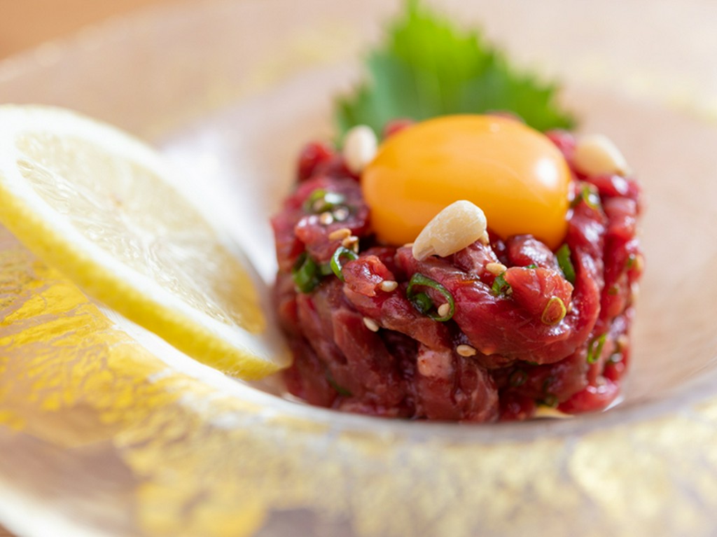 新鮮もも肉のユッケ　生食用肉取扱いの許可を得ています。