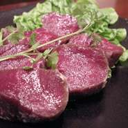 北海道から直送されるジビエの最高峰エゾ鹿肉の厚切りステーキや、特上黒毛和牛も多数揃えております。
やわらかな雰囲気の中で贅沢な食事を楽しんで下さい。