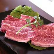 お肉の素材を楽しむ最高の焼肉です。
ワサビを乗せて特選和牛の美味しさを味わってください。