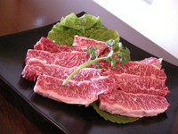 お肉の素材を楽しむ最高の焼肉です。
ワサビを乗せて特選和牛の美味しさを味わってください。