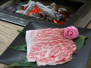炭火で焼き上げるバーベキュー。観光客の方にも人気です