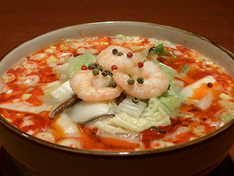 サンラー胡椒麺（胡椒を練り込んだオリジナル麺）