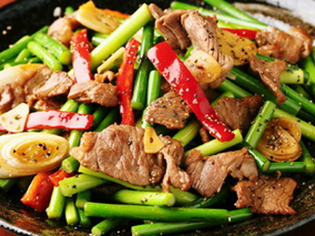 ラムとニンニク芽の黒胡椒炒め