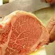 お肉はオーダー毎、150gから50gずつの単位で
熟練のシェフがカットしています。
大きなgのオーダーも、予めカット/保存していな
いからこそお受けできる注文です。
もちろん冷凍は一切しておりません。
