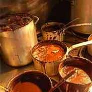 デミグラスソースは、時間をかけてイチから仕上げています。
こつこつ煮込んだ、気の遠くなる様な時間の濃縮。
何段階にも分けて仕上げるソースは艶やかなブラウン。
44年目のちいさなお店のこだわりなのです。
