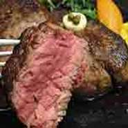 お肉は注文毎のカットです。
150gから500g、もちろん500g以上の
カットも承ります。
ぺろりと平らげるお客様も多い厚切り
ステーキ。大きなgを召し上がりたい方
オーダーお待ちしています

