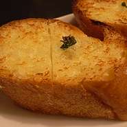 注文毎にすりおろすにんにくとバターの香ばしさ♪