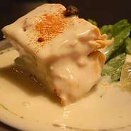 自家製マヨネーズをベースにしたソースがワインにもビールにもあいます。