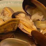 ただいまおすすめ。ふっくらあさりのバター焼きです。