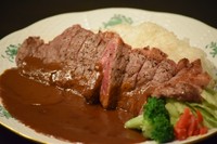 ランチ限定・新メニュー。
特選サーロイン150gのステーキカレー!
自家製カレールゥは別添えで。
お塩とわさびもお出しています。

お肉をお塩、わさびでいただくもよし
カレーを一緒も美味しい。

1日4食の限定。
