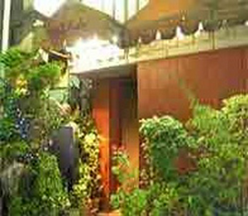 入口には甲冑がたっています