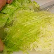 お店で使用するキャベツはもちろん手切り。

最近は楽に切れちゃう便利なツールもありますが、包丁で
切っています。

機械を使わない千切りは不思議とごわごわ
感がなく柔らかい…。ランチのミニサラダやディナーの
セットメニューのサラダ、その他サラダなどで味わって
いただくことができます♪

