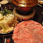 ☆極上和牛Ａ5ランク使用☆

鉄のお鍋で香ばしいすきやき
銅のお鍋でさっぱりのしゃぶしゃぶ

それぞれ２人前よりのご注文となります。
冬はお野菜のあまみも増す時期
この時期おすすめのメニューです♪