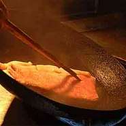 極上和牛サーロインを焼きます…

ここまでは普段のステーキと行程は
一緒です。

普段はなかなか見て頂く機会のない厨房
ですが、１枚ずつ丁寧にに焼き上げてい
ます。