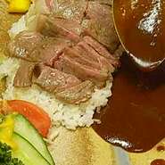 その1で焼き上げた極上サーロイン…

こんな贅沢なカレーでいいのだろうか…
エルムでも悩んだ新メニュー…。

焼き上げたステーキ…
カットして、プレートの白米の上に載せます。
これだけでもいい香り。
そこに自家製カレールゥをとろ～り♪
スペシャルなカレーのできあがり♪

通常の極上サーロイン250g9680円にぷらす
120円でライスとルゥが☆
隠れサービスメニューです。。
