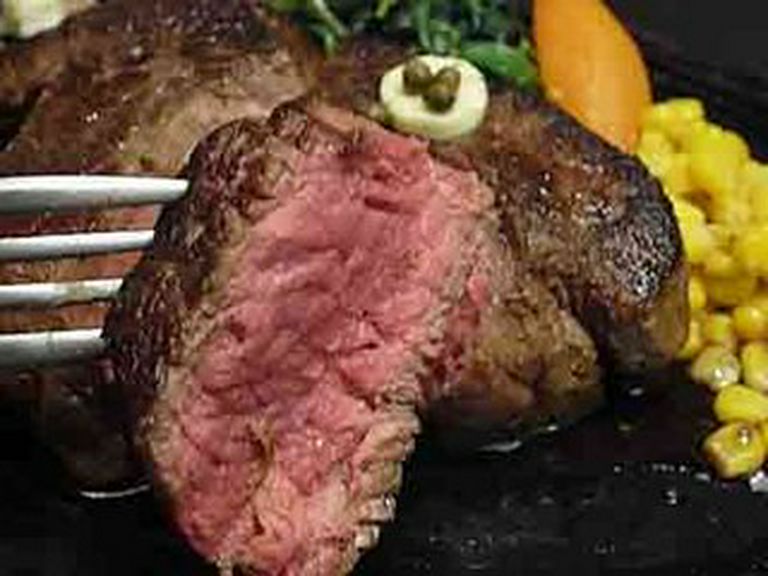 厚切りステーキを頬ばるシアワセ♪特選フィレ300g