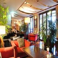 写真はカフェスペース。南国リゾートの様なフロア。ゆったりソファが大人気！　テラス席も有るから開放的。