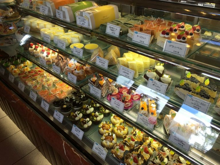 30種類以上のケーキが並ぶショーケース