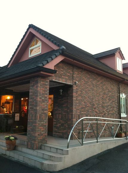 レンガ造りの建物です。駐車場は12台収容可能。
