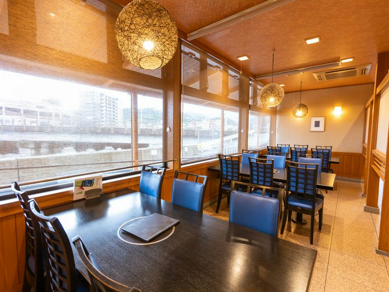 落ち着いた店内で、新鮮な海の幸を。地元で愛されている和食店